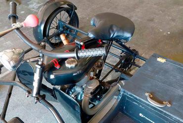 Quadriciclo Motorizado Restaurado Exposto na Estação do Pinhão