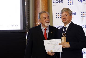 Presidente da IP, Miguel Cruz, recebe prémios APEE