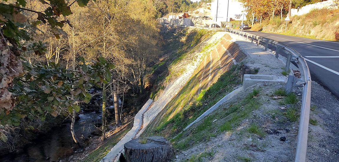 talude de aterro na EN15