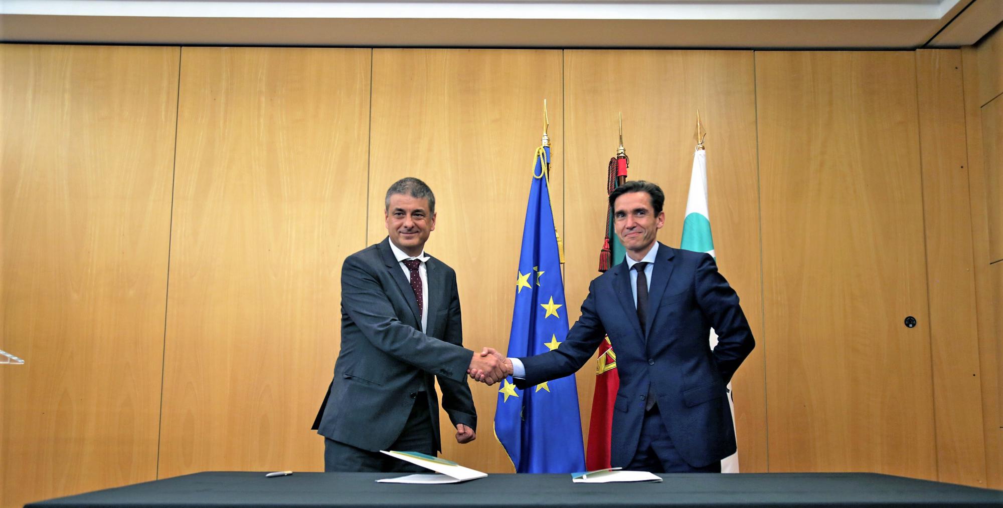 vice-presidente da IP, Carlos Fernandes, na assinatura do auto de consignação