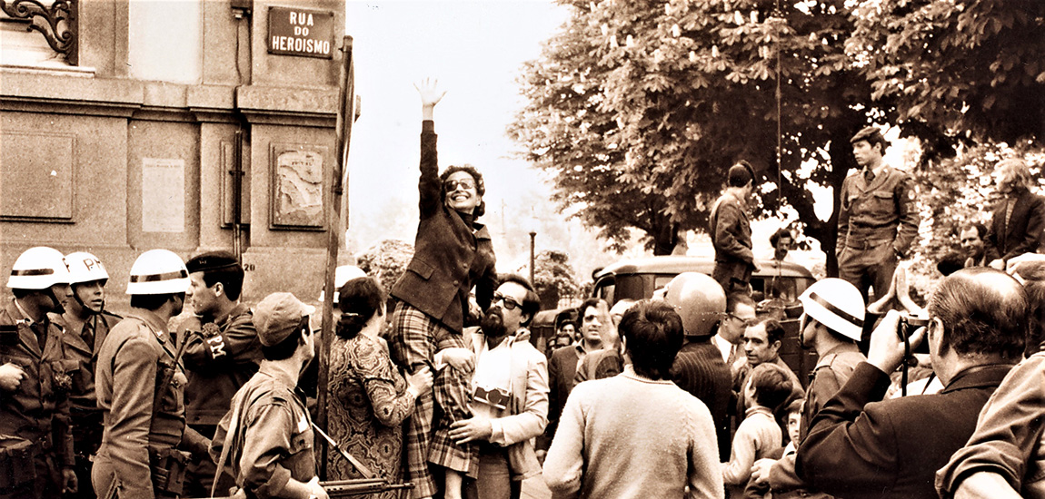 Fotografia na Exposição "Olhares de Abril" na Estação de S. Bento, no Porto