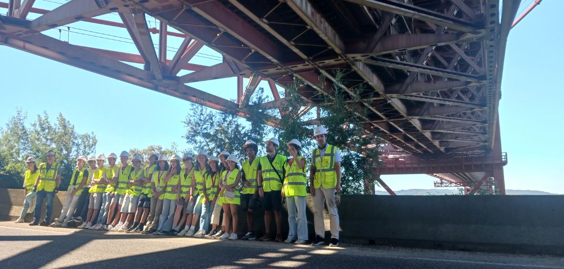 Fotografia dos estudantes de engenharia do ISEL para visita à Ponte 25 de Abril