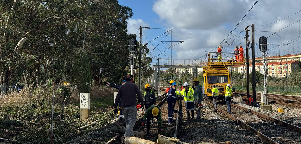 Imagem - Equipa IP a trabalhar na reposição das condições para retoma da circulação ferroviária
