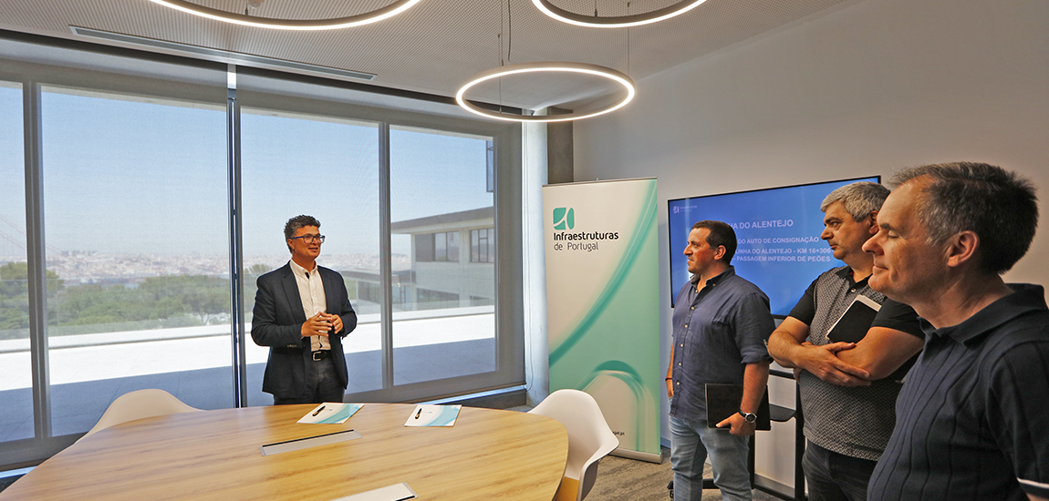 Diretor dos Empreendimentos da Infraestruturas de Portugal, Paulo Tavares e representantes da entidade adjudicatária, Alexandre Barbosa Borges, S.A.
