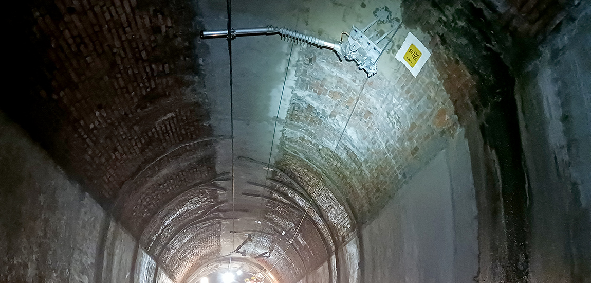 Imagem 2 - Trabalhos de reabilitação de Catenária no túnel de Alcântara