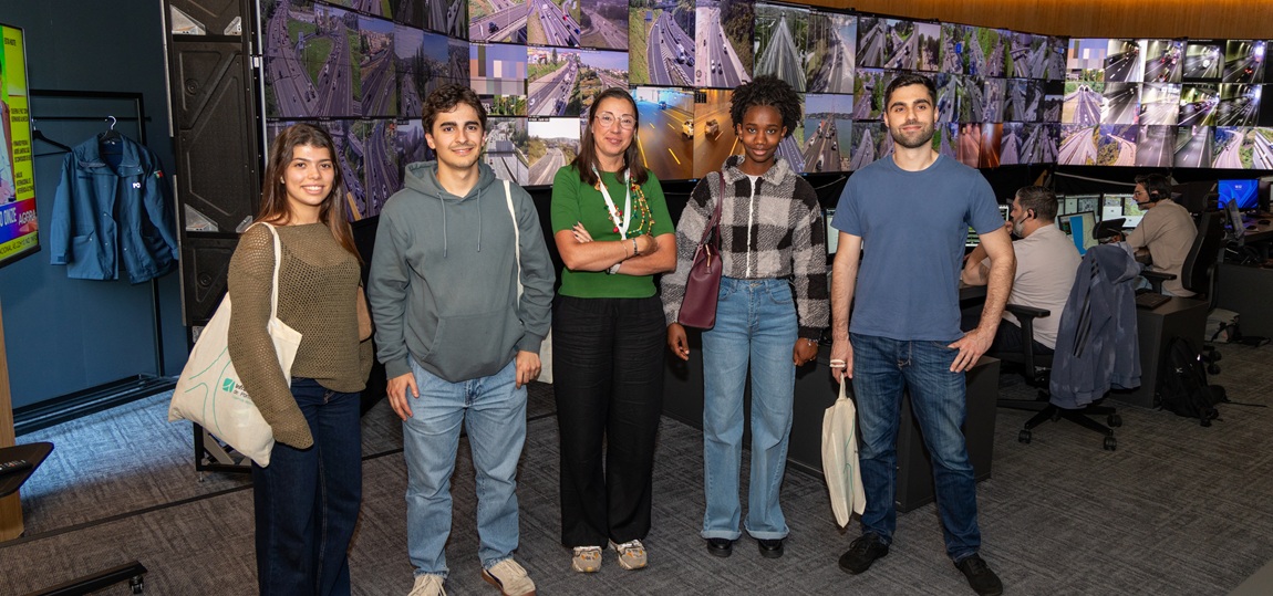 Imagem dos alunos no Centro de Controlo de Tráfego