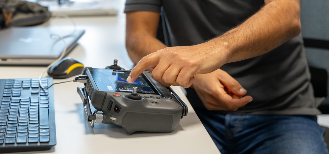 Imagem dos alunos a ver drones