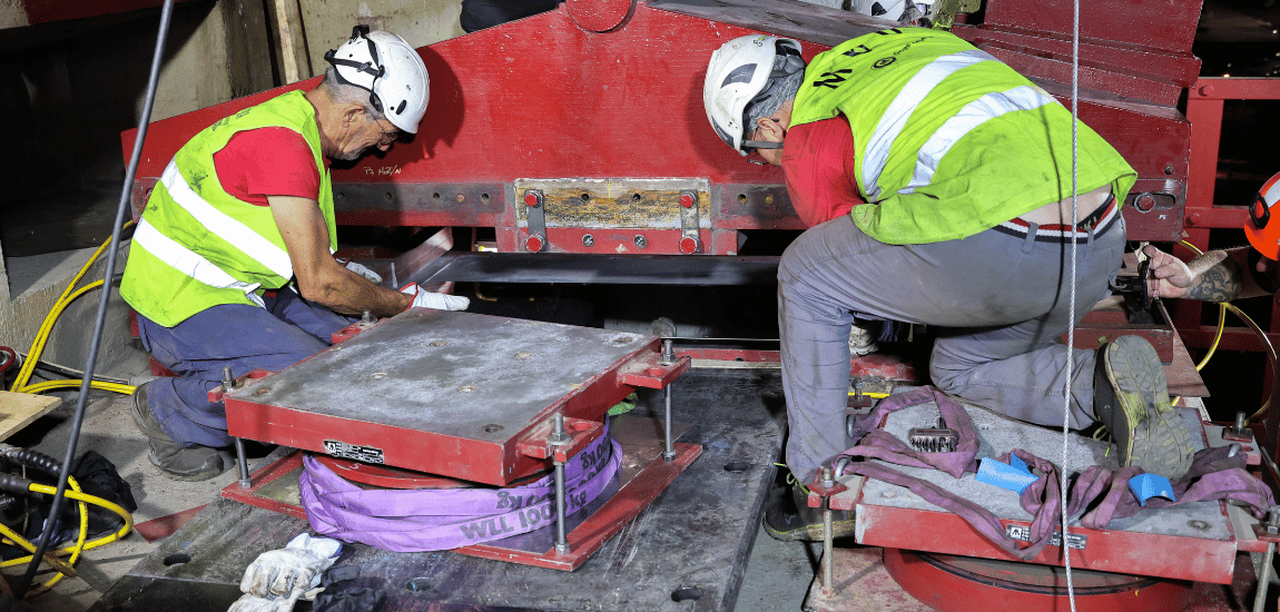 O trabalho que mantém a Ponte 25 de Abril em movimento