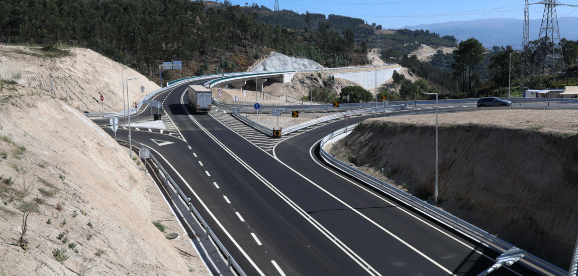Veiculo na Variante à EN211