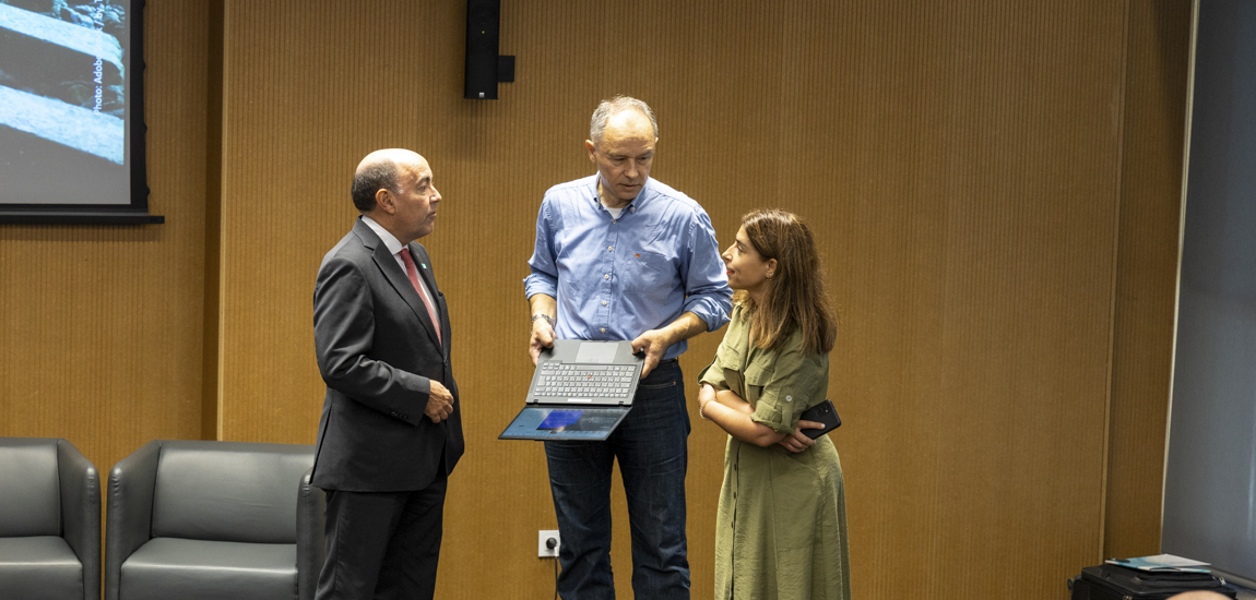 Presidente no palco com orador