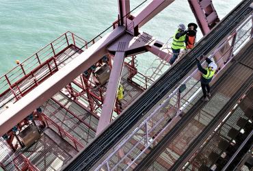 Ponte 25 de abril - obra de arte