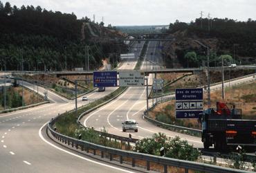 Já decorrem os trabalhos de estabilização da plataforma rodoviária no troço da A23 entre o Nó de Atalaia e o Nó de Roda