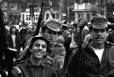 Fotografia na Exposição "Olhares de Abril" na Estação de S. Bento, no Porto