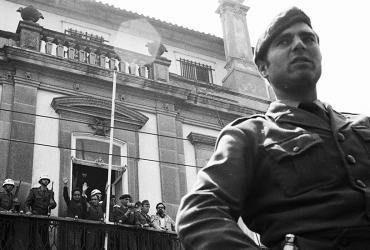 Fotografia na Exposição "Olhares de Abril" na Estação de S. Bento, no Porto