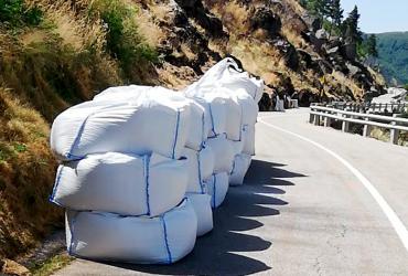 Colocação de proteção contra queda de blocos na ER338