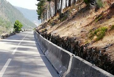 Colocação de proteção contra queda de blocos na ER338, em Manteigas