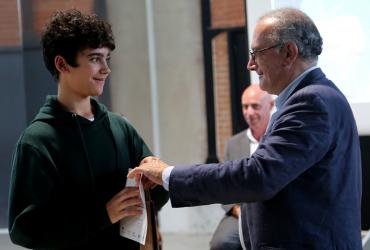 Manuel Cabral entrega menção honrosa a jovem participante