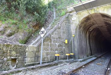 Local da intervenção da estabilização do talude no Túnel de Tamel, na Linha do Minho: fotografia 1