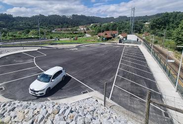 Fotografia diurna do parque do estacionamento 