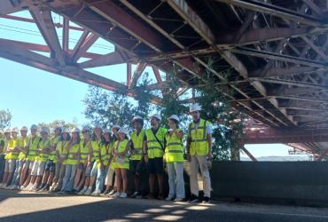 Fotografia dos estudantes de engenharia do ISEL para visita à Ponte 25 de Abril