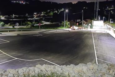 Fotografia noturna do parque do estacionamento 