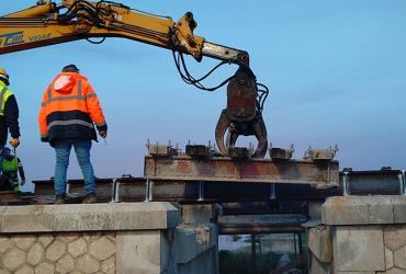 Fotografia dos trabalhos nos Pontões na Linha do Sul
