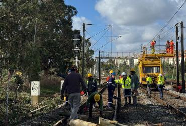 Imagem - Equipa IP a trabalhar na reposição das condições para retoma da circulação ferroviária