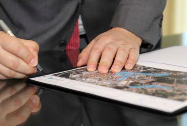 Imagem da assinatura de protocolo entre a IP e Câmara Municipal da Guarda, que visa beneficiar as acessibilidades das populações à estação ferroviária da Guarda