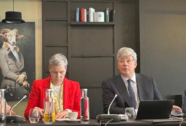 Fotografia do Presidente da IP na mesa da presidência