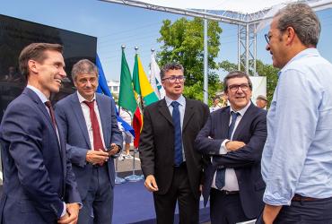 Fotografia de parte da equipa responsável pela obra de  ligação entre Trofa e Santana e do reforço com nova ponte e Variante à EN14