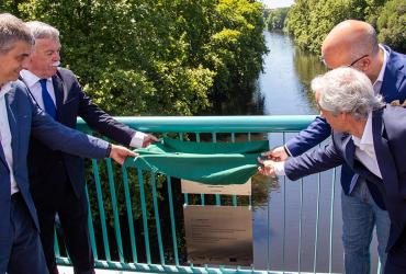 Imagem do descerramento de placa que simboliza a entrada ao serviço da ligação entre Trofa e Santana e do reforço com nova ponte e Variante à EN14