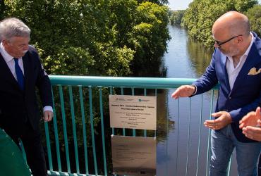 Imagem do descerramento de placa que simboliza a entrada ao serviço da ligação entre Trofa e Santana e do reforço com nova ponte e Variante à EN14