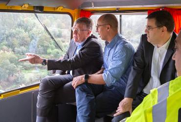 François Bausch com representantes do Ministério das Infraestruturas e Habitação, e representantes do IMT em visita à Linha da Beira Alta