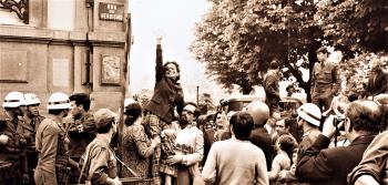 Fotografia na Exposição "Olhares de Abril" na Estação de S. Bento, no Porto